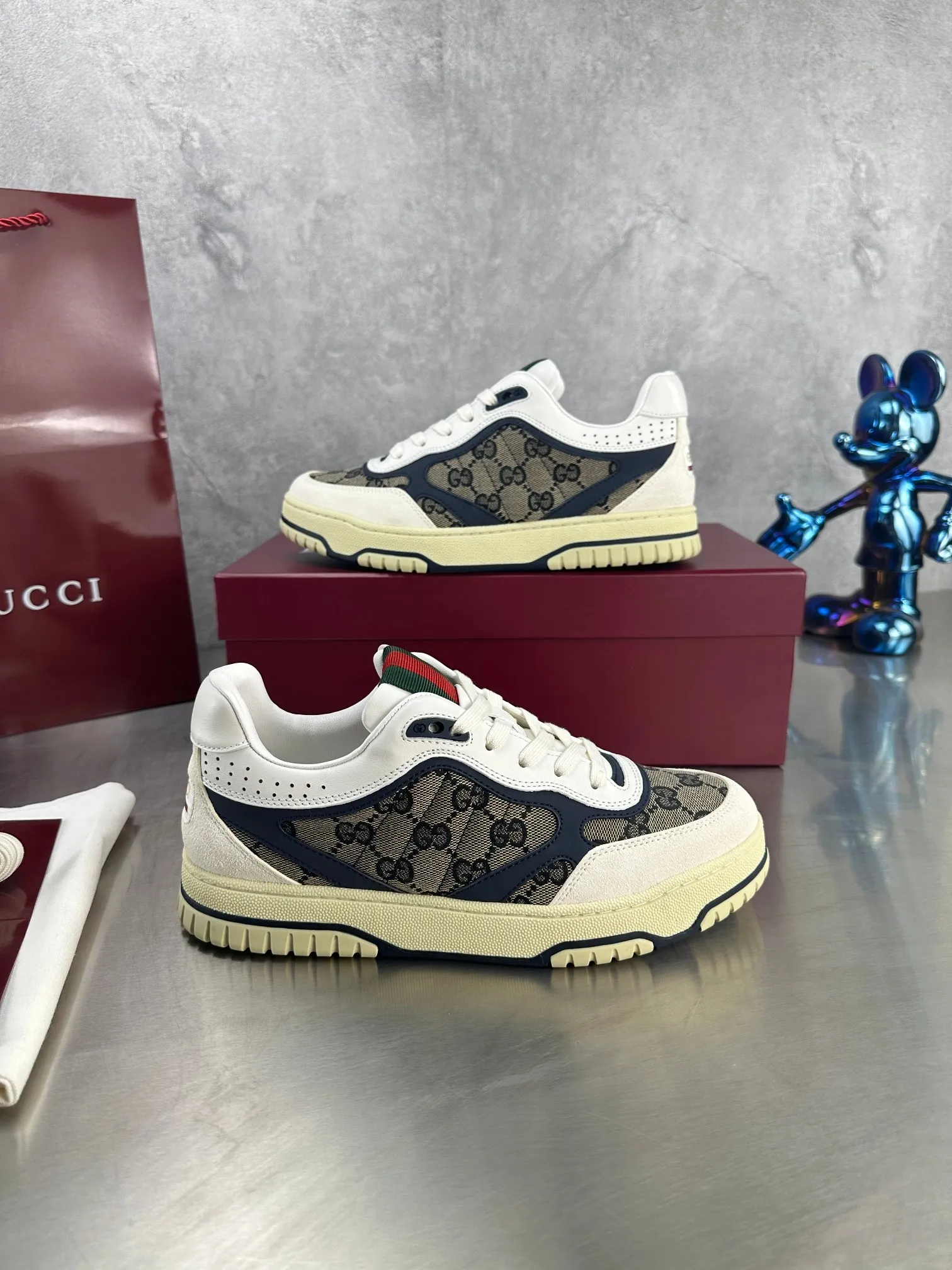 👟👟Ex-factory price 600👟👟 Gucci's latest hot-selling series of high and low-cut distressed couple's sneakers are shipped. The original version is purchased, developed and manufactured. This high-low top sneaker adopts a basketball-style silhouette design, cleverly integrated with hollow panels and distressed effects, showing its unique ingenuity. The ingenuity incorporates brand logo details such as interlocking Double G styling accessories and Gucci lettering, a low-key tribute to the brand's design heritage. Exquisite packaging at the delivery counter 🛍📦 ▪️ Fabric: Original customized imported first-layer cowhide ▪️ Inner lining: Imported first-layer cowhide ▪️ Sole: Original molded TPU sole ▪️ Sole thickness: 3cm ▪️ Size: 35-46 (Male 38 46 customized)